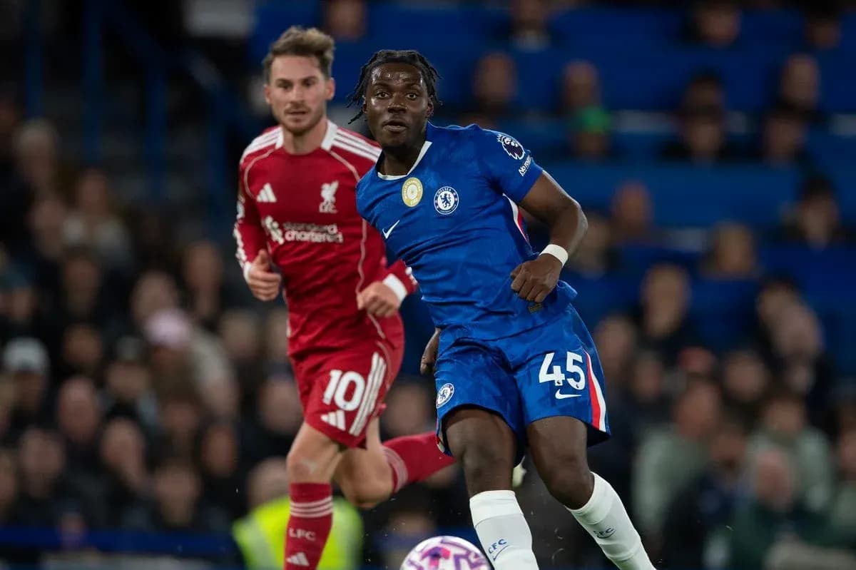 Chelsea player running with the ball against Liverpool Chelsea player running with the ball against Liverpool