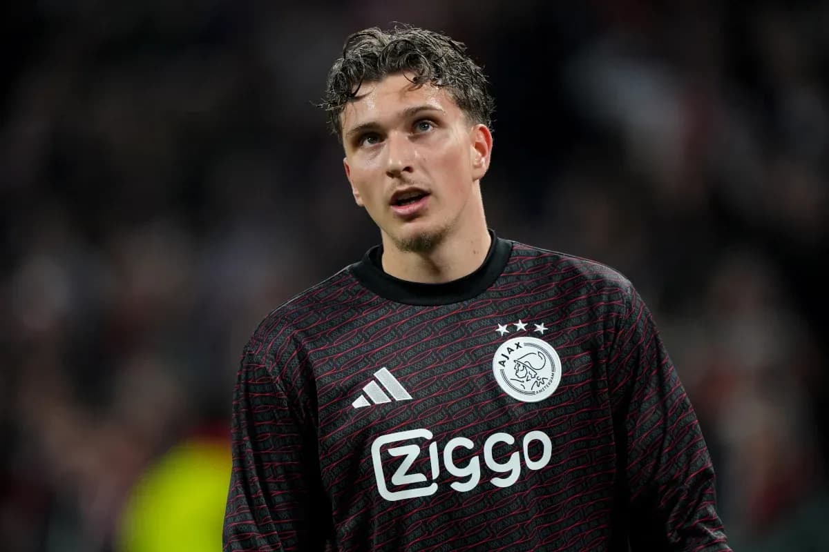 Goalkeeper in Ajax jersey during match Goalkeeper in Ajax jersey during match