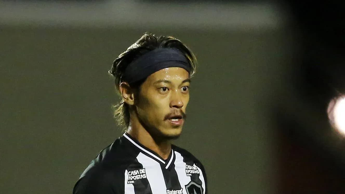 Player in black and white jersey on field Player in black and white jersey on field