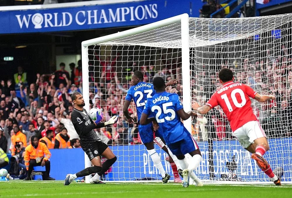 Chelsea players defending against Nottingham Forest attack Chelsea players defending against Nottingham Forest attack