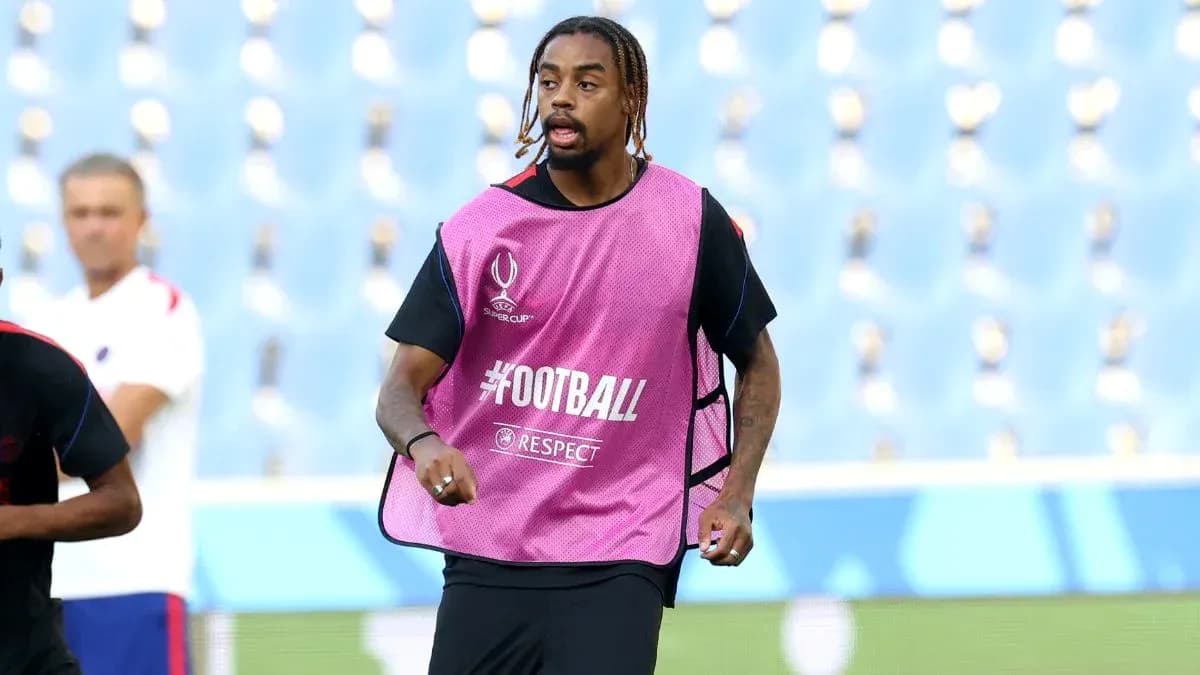 Player running during warm-up session in training gear Player running during warm-up session in training gear