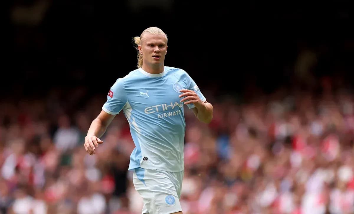 Player in light blue kit running on the field Player in light blue kit running on the field
