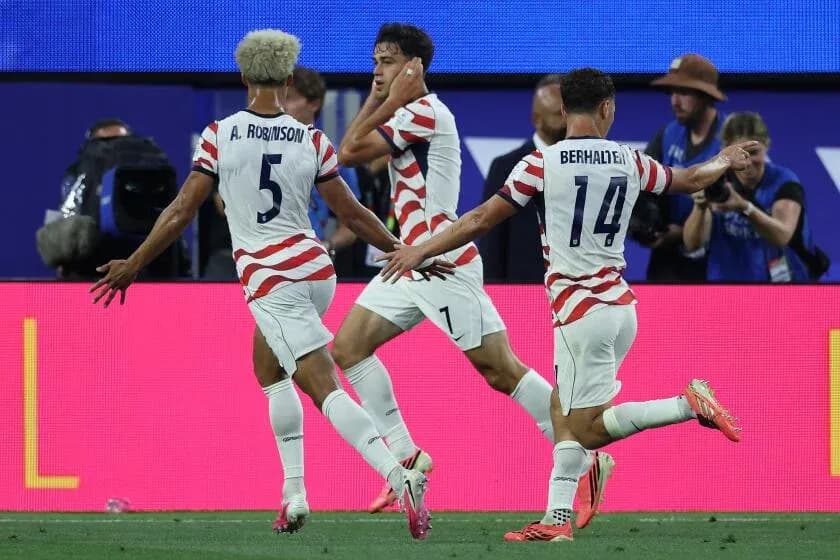 US players celebrating a goal during a match US players celebrating a goal during a match