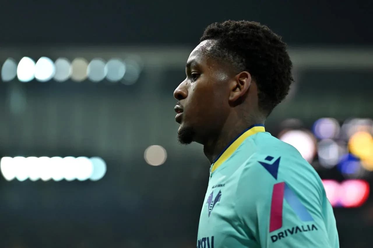Player in teal jersey during match, side profile Player in teal jersey during match, side profile