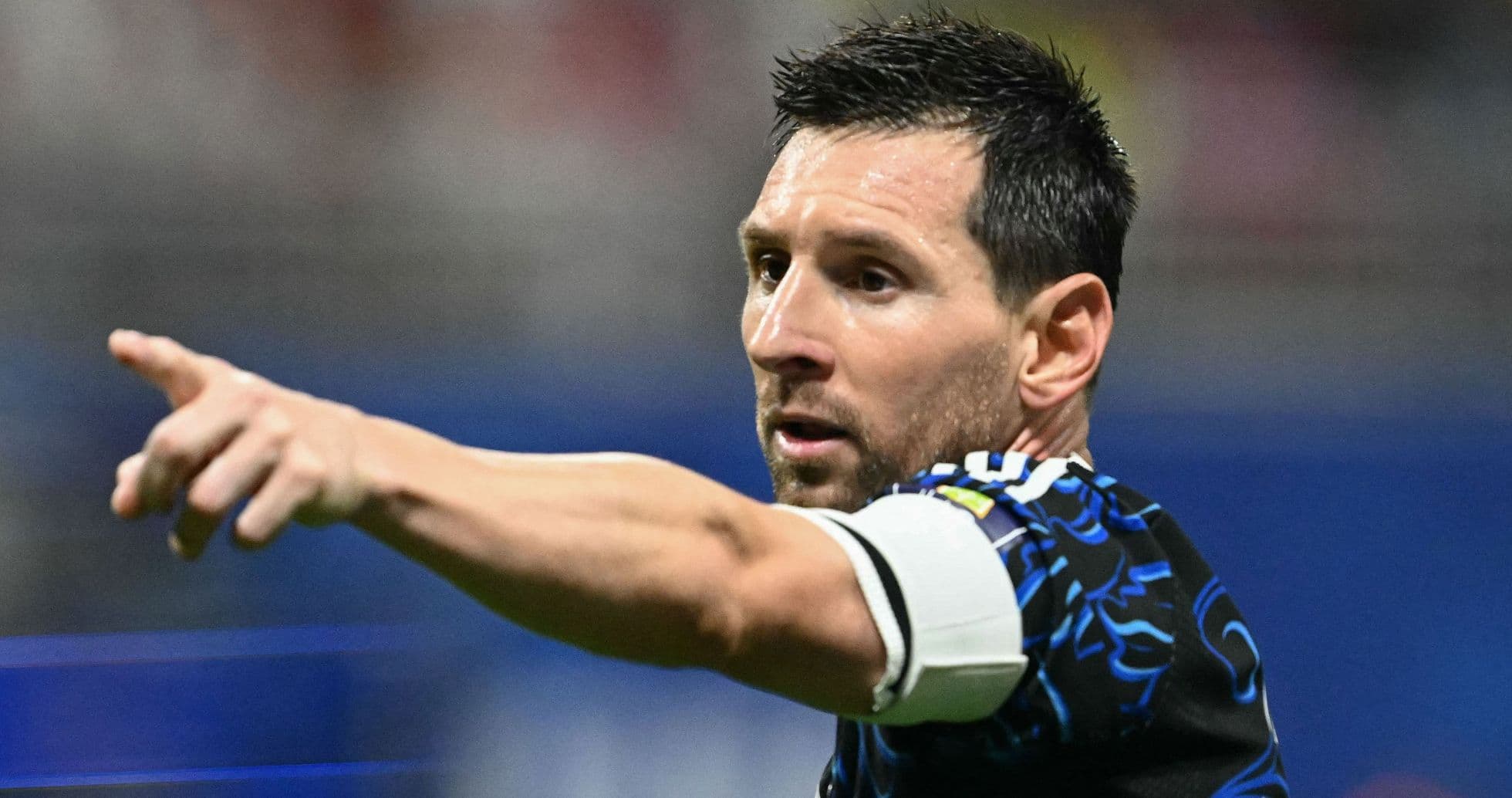 Lionel Messi Examines Jordan Pickford’s Penalty Notes After Argentina’s World Cup Semi-Final Win Lionel Messi Examines Jordan Pickford’s Penalty Notes After Argentina’s World Cup Semi-Final Win